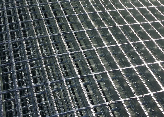 Китай Подгонянная длина гальванизировала стальной образец стиля сетки Серратед дорожкой свободный поставщик