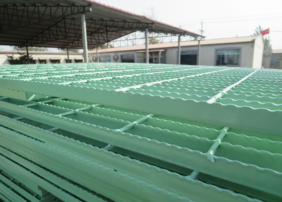 Китай ПВК покрыл дорожку подиума гратинг, гальванизированную Серратед платформу решетки металла поставщик