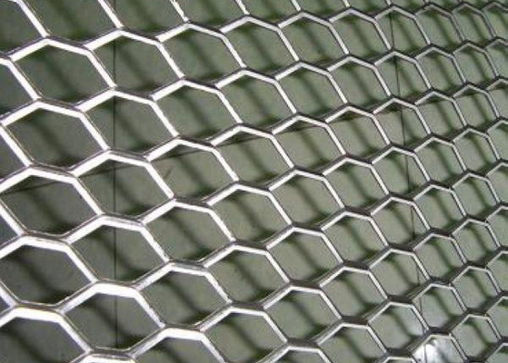 Китай Отверстие косоугольника расширило толщину 4мм сетки металла горячую окунутую гальванизированную поверхностную поставщик