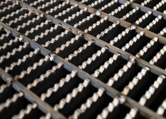 Китай Серратед материал стали углерода К235А проступей лестницы металла анти- скида внешний поставщик