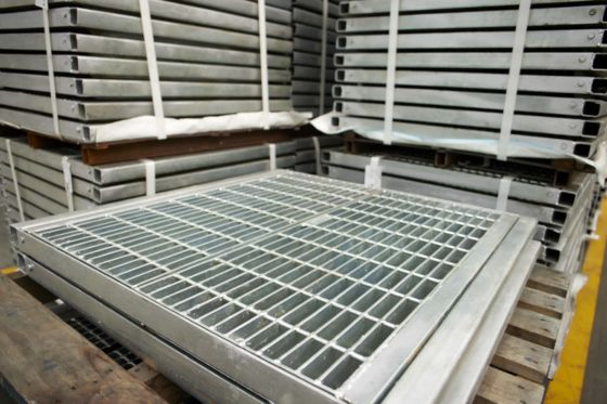 Ступени для лестниц из решетчатого настила из углеродистой стали для сварных лестниц из плоских полос