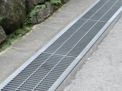 Industrial Durable 100-600mm Width Black Bitumen Coated Steel Grating Drain Cover for Municipal Roads