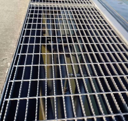 Горячая DIP оцинкованная стальная решетка 25X5 Стальная решетка вес на квадратный метр