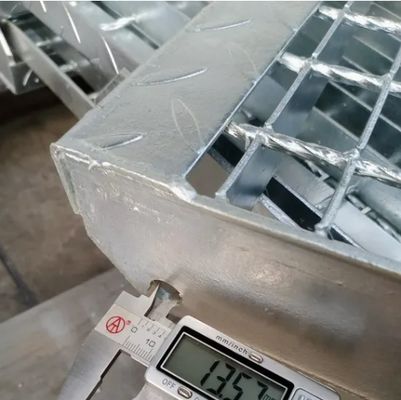 Industrial Galvanized Steel Grating Stair Treads with Non-Slip Stair Nosing and 1'' Height