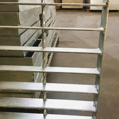 Hot Dipped Galvanized Steel Grating with Customizable Sizes for High Load-Bearing Applications