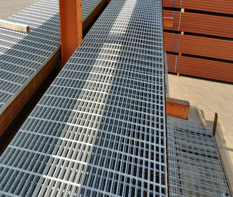 Anti-Rust Hot-DIP Galvanized Steel Grating with 20 x 3 to 100 x 6 Bearing Bar and Customizable Pitch for Industrial Walkways