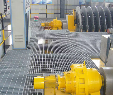 Коррозионностойкая оцинкованная стальная решетка с шагом поперечных прутьев 38/50/76/100 мм и маркой стали A36 для подъездных путей и промышленного использования