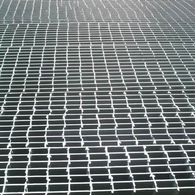 Стальная решетчатая ступень лестницы горячего цинкования с противоскользящей поверхностью и настраиваемыми размерами для строительства