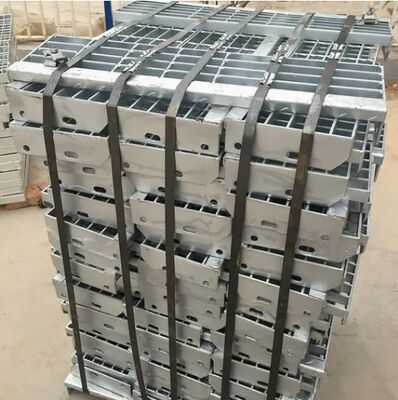 Горячее DIP оцинкованные стальные лестничные покрытия с противоскользящим носом и настраиваемыми размерами для промышленного использования