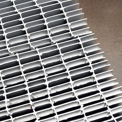 Простая установка тяжелой гальванизированной стальной решетки для платформ и тротуаров