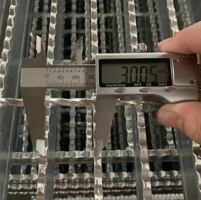 Зубчатая оцинкованная стальная решетка с несущей полосой 25x5 мм для прочных пешеходных дорожек и платформ