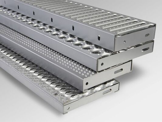 Стальные ступени лестниц горячего цинкования с несущей полосой 25 x 3 - 100 x 8 и стандартом ANSI/NAAMM для стремянок