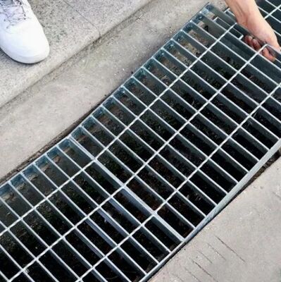 Стальная решетчатая ступень лестницы горячего цинкования с противоскользящей поверхностью и настраиваемыми размерами для строительства